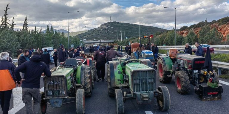 Εντείνουν τις κινητοποιήσεις τους οι αγρότες της Θεσσαλίας – Ανοιχτά για τα Θεοφάνεια τα μπλόκα
