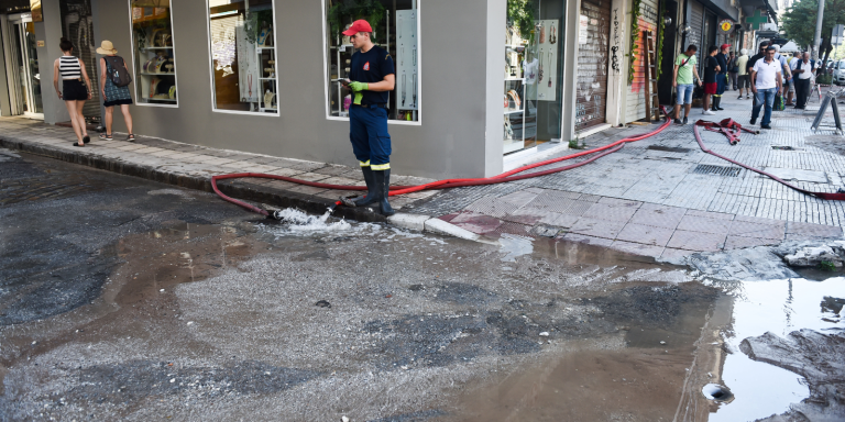 Θεσσαλονίκη: Έκρηξη σε αγωγό της ΕΥΑΘ – Στο νοσοκομείο 4 εργάτες