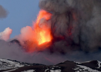 Η Αίτνα «ξαναξύπνησε»: Σε εξέλιξη νέα έκρηξη – Δείτε εντυπωσιακές εικόνες