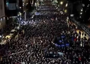 Φλέγονται τα Τίρανα: Νύχτα σφοδρών συγκρούσεων στην καρδιά της αλβανικής πρωτεύουσας