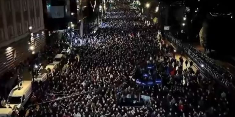 Φλέγονται τα Τίρανα: Νύχτα σφοδρών συγκρούσεων στην καρδιά της αλβανικής πρωτεύουσας