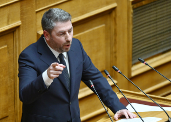 Με μεταγραφές βουλευτών επιχειρεί ο Ανδρουλάκης να ξεκολλήσει τη βελόνα!