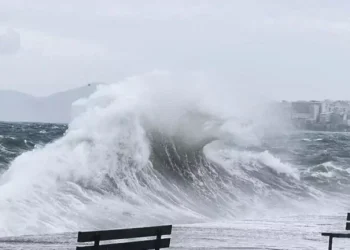 Στο έλεος των ανέμων: Σήκωσαν από πύργο ναυαγοσώστη έως ιστιοπλοΐκό! (βίντεο)