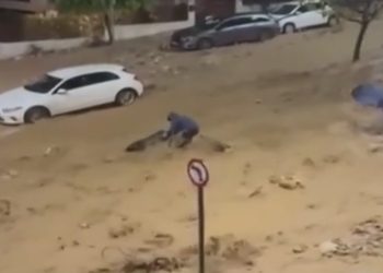 «Μην πέσεις τώρα»: Ο ήρωας στην Άνω Γλυφάδα εξηγεί πώς έσωσε δύο γυναίκες από τον χείμαρρο (Βίντεο)