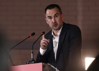 Ο Χαρίτσης «δείχνει» Λαϊκό Μέτωπο απέναντι στη Δεξιά και τον Τραμπισμό