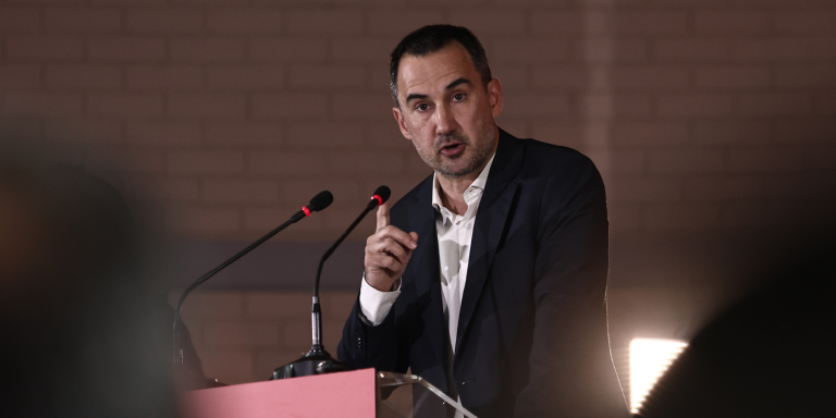 Ο Χαρίτσης «δείχνει» Λαϊκό Μέτωπο απέναντι στη Δεξιά και τον Τραμπισμό