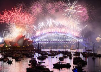 Εντυπωσιακές εικόνες από την Πρωτοχρονιά σε όλο τον κόσμο (βίντεο)