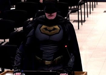 Παρέμβαση του Μπάτμαν στη Σάντα Κλάρα κατά της ICE (βίντεο)