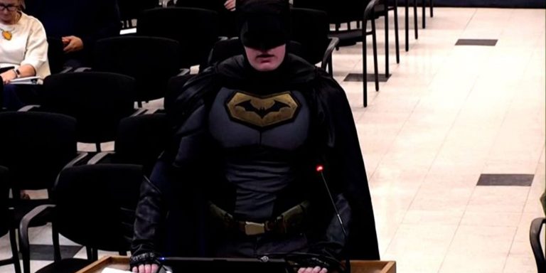 Παρέμβαση του Μπάτμαν στη Σάντα Κλάρα κατά της ICE (βίντεο)