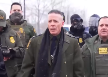 Καθαιρέθηκε ο επικεφαλής της ICE: Ποιος είναι ο Γκρέγκορι Μποβίνο με το παλτό τύπου SS (βίντεο)