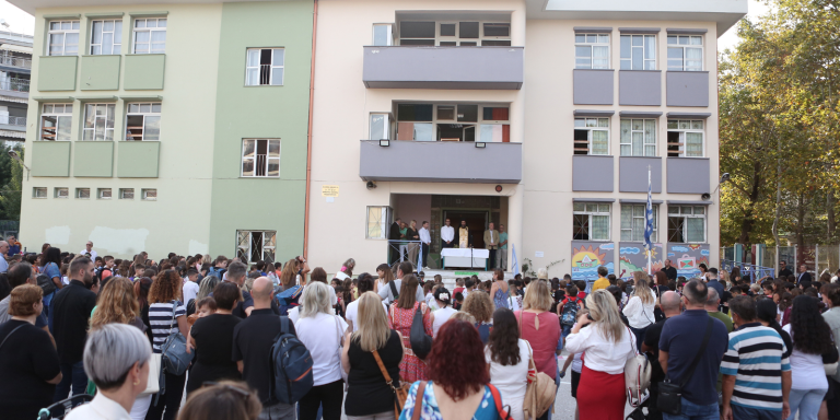 Μέτωπο δημάρχων κατά της κυβέρνησης για σχολικές επιτροπές