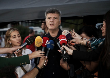 Δεληβοριάς σε Καρυστιανού: Τα ανθρώπινα δικαιώματα δεν μπαίνουν σε διαβούλευση