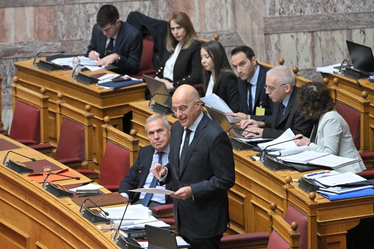 Ένταση στη Βουλή από τη σύγκριση Δένδια του ν/σ για το στρατό με αυτό των ζώων συντροφιάς