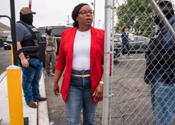 ΗΠΑ: Βουλεύτρια των Δημοκρατικών κινδυνεύει με 17 χρόνια φυλάκιση μετά από επίσκεψη σε κέντρο κράτησης μεταναστών