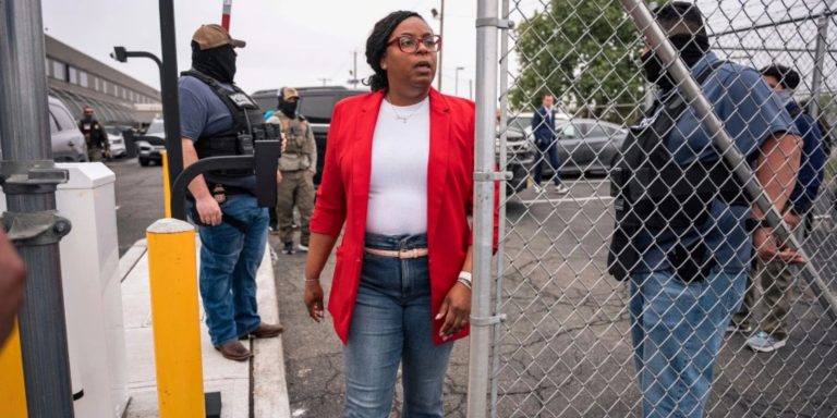ΗΠΑ: Βουλεύτρια των Δημοκρατικών κινδυνεύει με 17 χρόνια φυλάκιση μετά από επίσκεψη σε κέντρο κράτησης μεταναστών