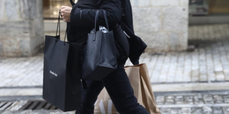 Εκπτώσεις: Τι ώρα ανοίγουν τα μαγαζιά αύριο Κυριακή 18/1