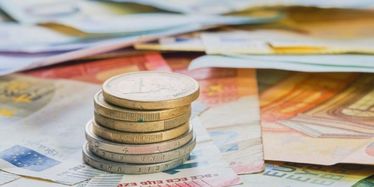 Μισθοί στην Ελλάδα 2026: Παραμένει τελευταία στην Ευρωζώνη παρά την αύξηση 2,4%