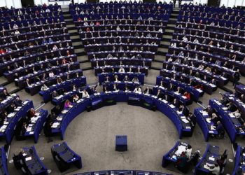 Στον «πάγο» βάζει το Ευρωκοινοβούλιο την εμπορική συμφωνία με τις ΗΠΑ