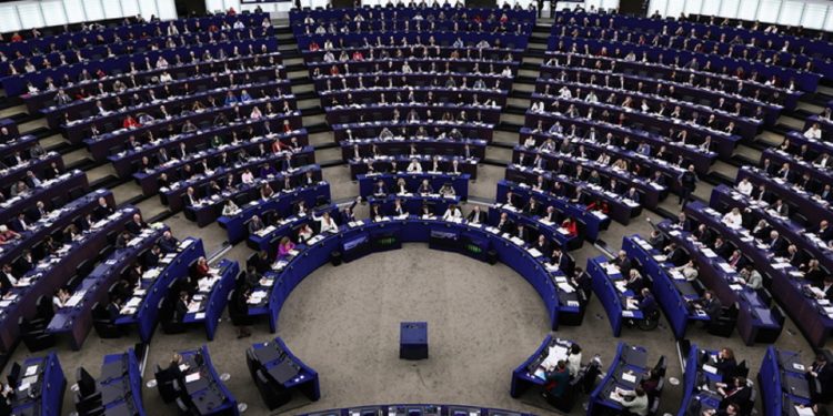 Στον «πάγο» βάζει το Ευρωκοινοβούλιο την εμπορική συμφωνία με τις ΗΠΑ