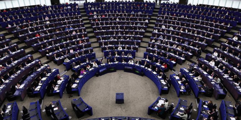 Στον «πάγο» βάζει το Ευρωκοινοβούλιο την εμπορική συμφωνία με τις ΗΠΑ