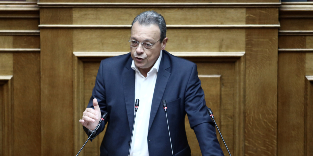 Ρομαντισμός με πολιτικό φόντο στο Remezzo