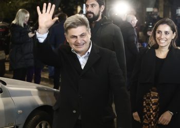 Δεν παραδίδει την έδρα ο Φαραντούρης: «Λογοδοτώ μόνο στους πολίτες» (βίντεο)