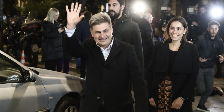 Δεν παραδίδει την έδρα ο Φαραντούρης: «Λογοδοτώ μόνο στους πολίτες» (βίντεο)