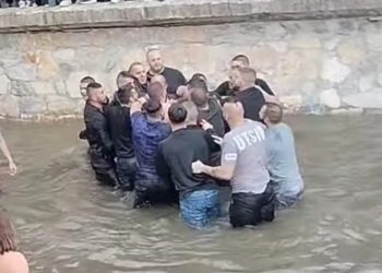 Παραλίγο ξύλο στη Φλώρινα μπροστά στον Δένδια για τον Τίμιο Σταυρό (βίντεο)