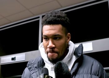 Ο Γιάννης Αντετοκούνμπο έριξε «βόμβα» για το μέλλον του στους Μπακς (Βίντεο)