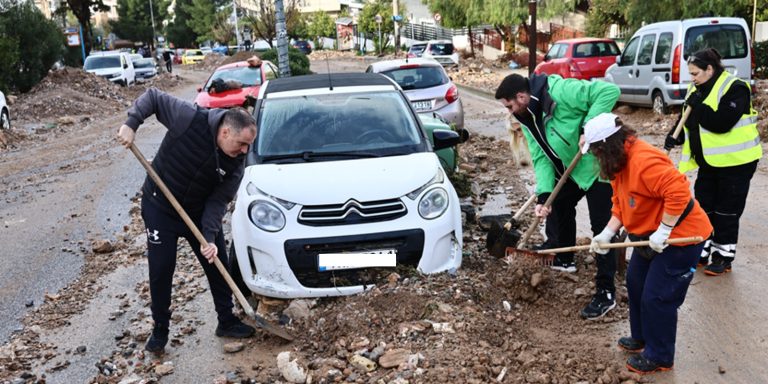 «Βομβαρδισμένο τοπίο» η Άνω Γλυφάδα – Η επόμενη ημέρα μετά το φονικό πέρασμα της κακοκαιρίας