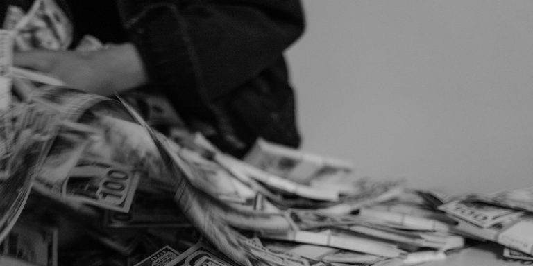 Επιχείρηση «Τα καμάκια»: Στα χέρια της ΑΑΔΕ Έλληνας influencer του TikTok που έδινε dating tips