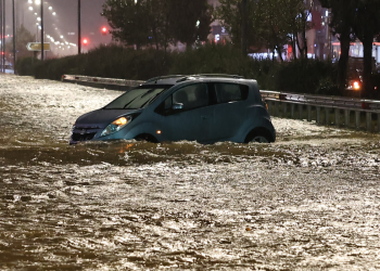Χάος από την κακοκαιρία: Αυτοκίνητα παρασύρθηκαν στην Άνω Γλυφάδα (βίντεο)