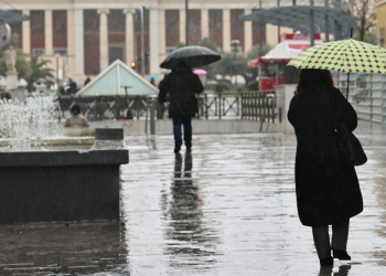 Ξεκίνησε η επέλαση της Kristin – Ισχυρή καταιγίδα τώρα στην Αττική (βίντεο)