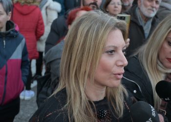 Καρυστιανού: «Πρώτη φορά κυβέρνηση και αντιπολίτευση, μια γροθιά απέναντι σε κίνημα κατά διαφθοράς» (βίντεο)