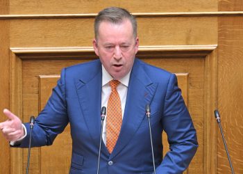 Η στιγμή που το 112 για την κακοκαιρία χτυπά στα κινητά των βουλευτών (βίντεο)