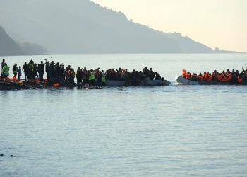 Guardian: Δικαίωση μετά από 7 χρόνια για τους ακτιβιστές που κατηγορούνταν για διακίνηση μεταναστών στη Λέσβο