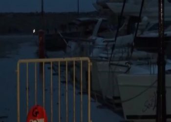 Νεκρός λιμενικός που παρασύρθηκε από κύματα στο Άστρος – Πώς έγινε η τραγωδία (βίντεο)
