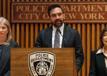 Νέα Υόρκη: Ο Mamdani καταγγέλλει σύλληψη εργαζόμενου στον δήμο από την ICE