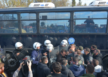 Καλπάκι: ΜΑΤ εμποδίζουν τους αγρότες να φτάσουν στο τελωνείο της Κακαβιάς (βίντεο)