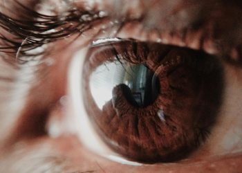 Άνοια: Το προειδοποιητικό σημάδι που εντοπίζεται στο μάτι