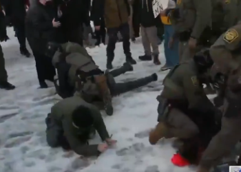 Μινεάπολη: Επίθεση της αστυνομίας στις διαδηλώσεις για τη δολοφονία της γυναίκας (βίντεο)