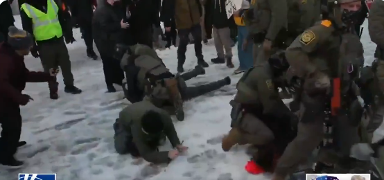 Μινεάπολη: Επίθεση της αστυνομίας στις διαδηλώσεις για τη δολοφονία της γυναίκας (βίντεο)