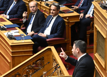 Η μπύρα Μητσοτάκη σε Ανδρουλάκη που «ξεθύμανε» στα 3/5 της Βουλής