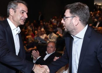 Το κυβερνητικό φλερτ με το ΠΑΣΟΚ περνά μέσα από τη Συνταγματική Αναθεώρηση