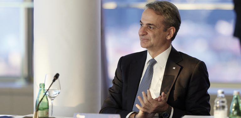 Με καραμανλικούς ζεσταίνει τον κομματικό μηχανισμό ο Μητσοτάκης