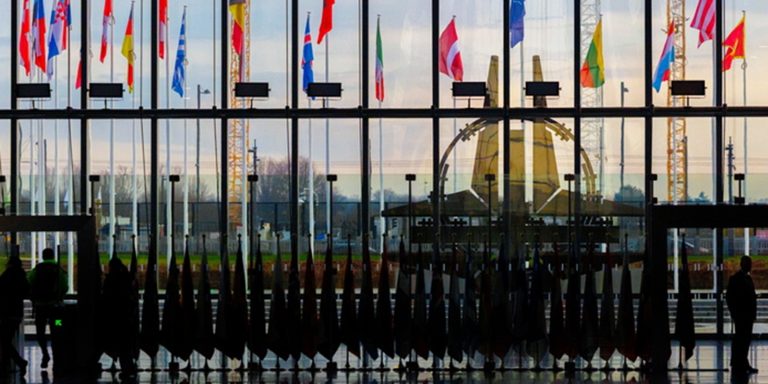 Financial Times: ΝΑΤΟ χωρίς την Αμερική – Η Ευρώπη «σκέφτεται το αδιανόητο»
