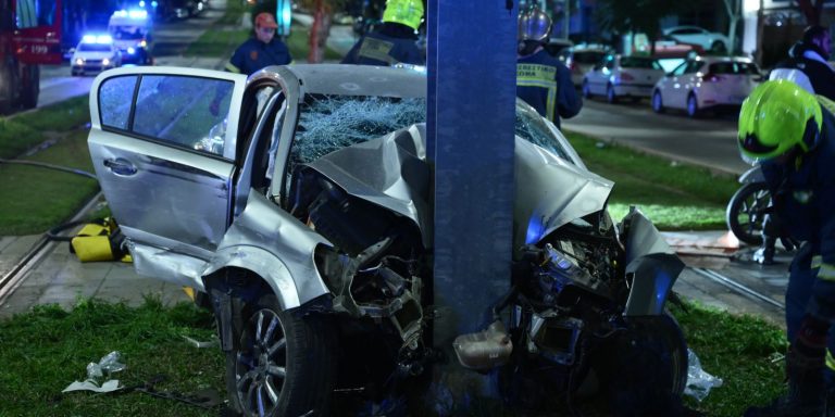 Νέα Σμύρνη: Σοβαρό τροχαίο με δύο τραυματίες στις γραμμές του Τραμ