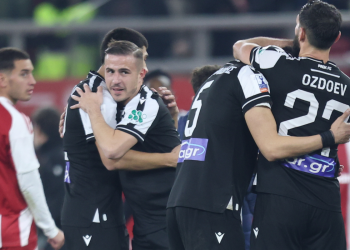 Ο ΠΑΟΚ νίκησε τον Ολυμπιακό 2-0 στο Φάληρο και πανηγύρισε την πρόκριση