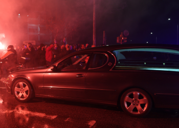 Τραγωδία στη Ρουμανία: Συγκλονιστική υποδοχή των 7 σορών στην Τούμπα (βίντεο)