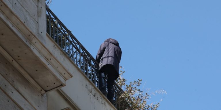 Ομόνοια: Άνδρας απειλεί να πέσει από κτίριο